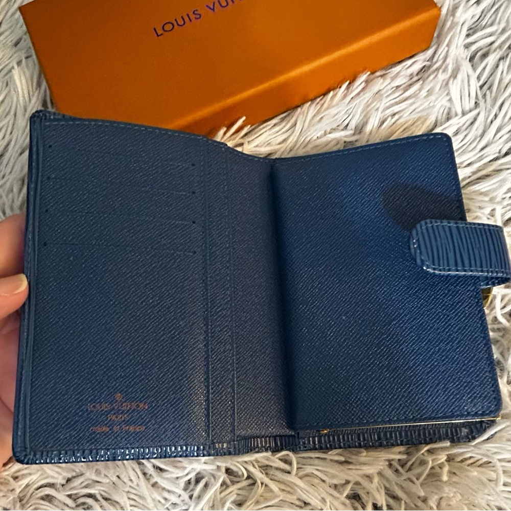 Like new Louis Vuitton Blue Epi Kiss lock Wallet - Picture 9 of 11